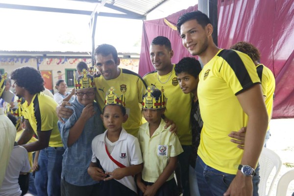 FOTOS: Real España consiente a los reyes de la casa en su día