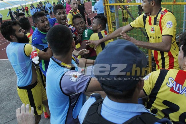 NO VISTE EN TV: Marathón-Real España terminó con zafarrancho y lágrimas