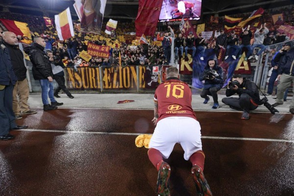 Emotivo: Totti llora tras el adiós de De Rossi en la Roma y así fue su despedida