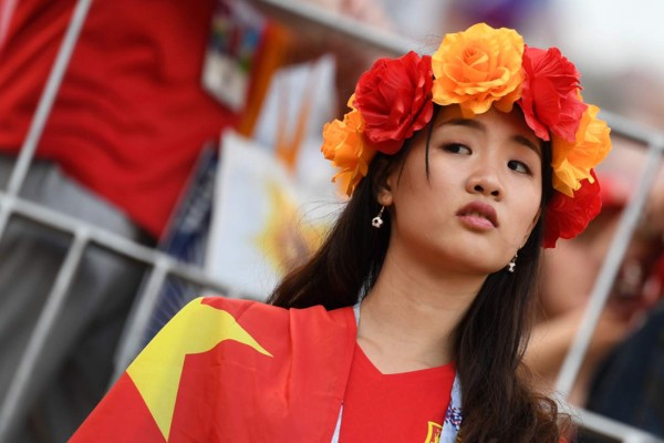 España y Rusia llevan muchas lindas chicas al juego de octavos del Mundial