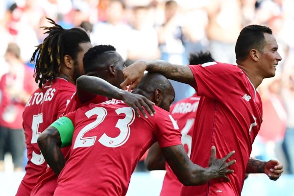 NO SE VIO POR TV: Panameños regalan sus camisas y Maguire exhibe a su preciosa novia