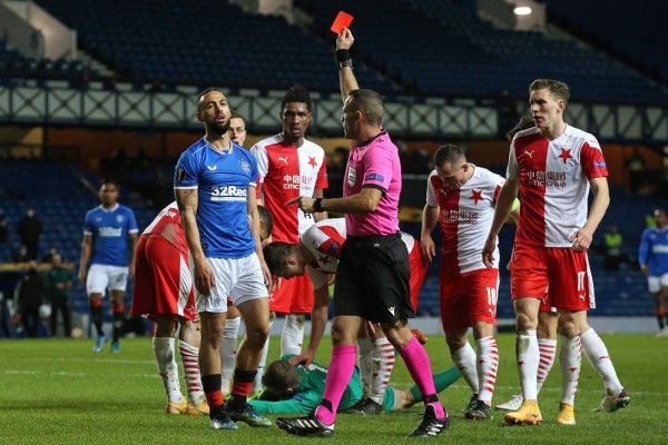 ¡Brutal patada en la Europa League! Delantero del Rangers le partió el rostro al portero del Slavia Praga