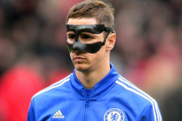 Futbolistas que han usado máscaras protectoras como lo hará Escober