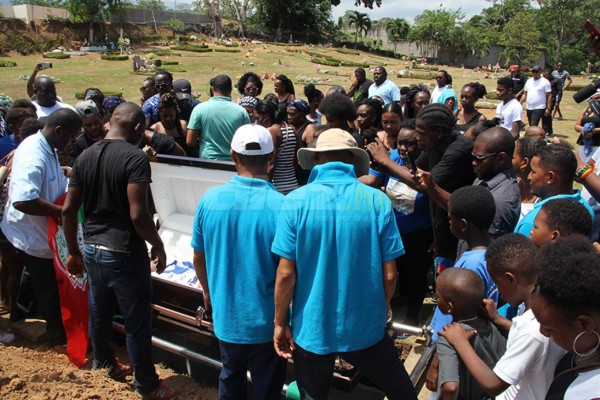 FOTOS: Las desgarradoras imágenes en el sepelio de Walter 'Pery' Martínez