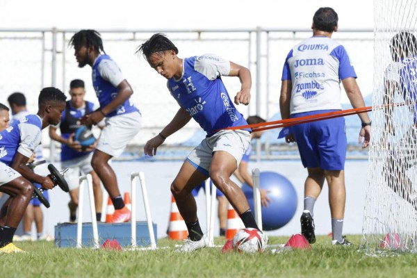 FOTOS: Fortaleza física y bajo fuerte calor se entrena la Sub-23; Coito observa y Falero trabaja en cancha