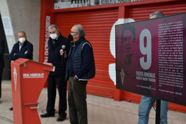 ¡Placas, trofeos y una puerta con su nombre! Lo homenajes a futbolistas hondureños en el extranjero