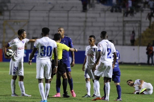 Goles anulados, morbo, patadas y mordidas en el clásico Olimpia-Motagua