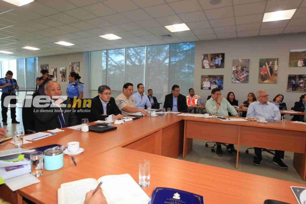 FOTOS: Así fue la reunión entre Fenafuth, Liga Nacional, policía y presidente por el tema de violencia