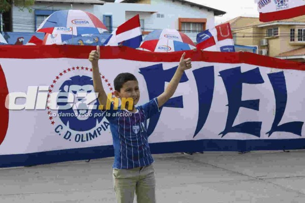 Barra del Olimpia llegó a motivar al plantel previo al juego ante Saprissa