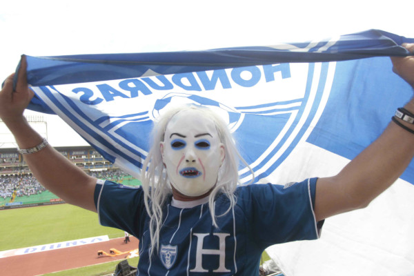 Ambiente Honduras vrs Canadá en el Olímpico