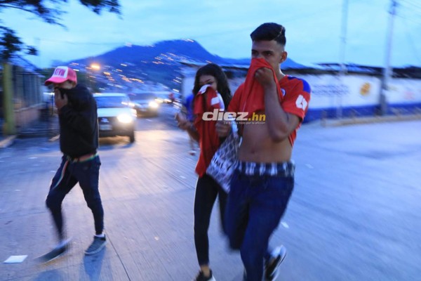 ¡Desmayados, disparos y gas lacrimógeno! El relajo en las afueras del Estadio Nacional