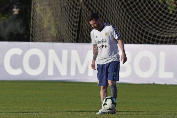 ¡Messi recibe regalo! Así fue el entreno de Argentina previo a enfrentar a Brasil