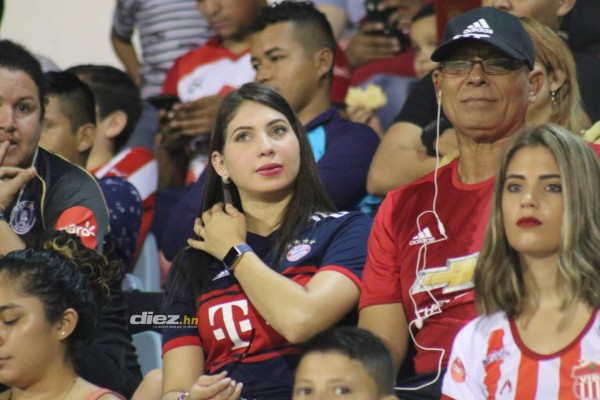 Las preciosas aficionadas del Vida y así fue captado Diego en la derrota del Motagua