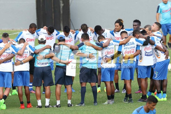 Caras largas, lesionados, nutrida presencia de prensa y una nueva dupla en Honduras