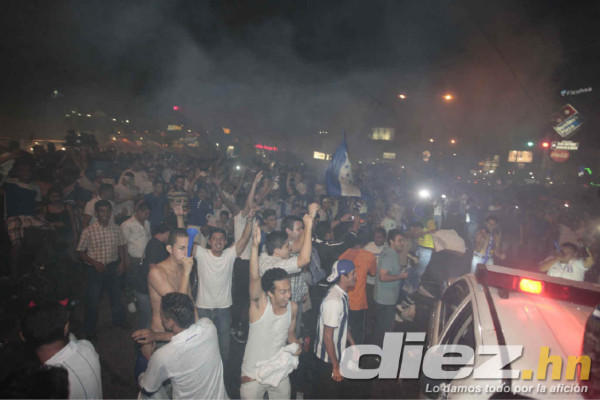 Hondureños celebrando clasificación al Mundial