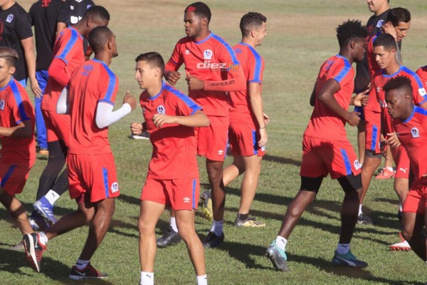 Pasillo, ausencias y aficionados en el primer entrenamiento del Olimpia del 2020