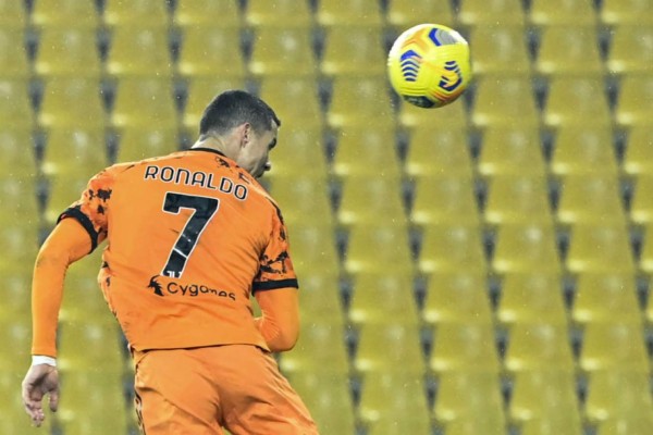 Desafía la gravedad: La secuencia del brutal salto de Cristiano Ronaldo para marcarle al Parma