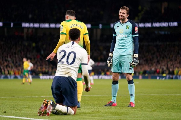¡Portero del Norwich utiliza termo de agua para eliminar al Tottenham de Mourinho!