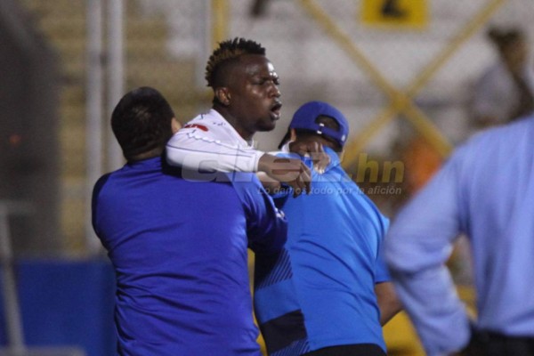 CURIOSAS: La pelea de Kevin Álvarez con Osman Madrid y el aguacero en el Puerto