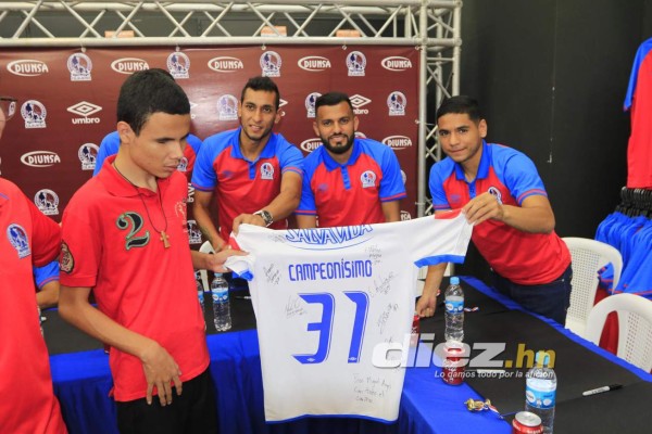 ¡Locura por la 31! Así fue la firma de autógrafos de Olimpia junto a sus aficionados