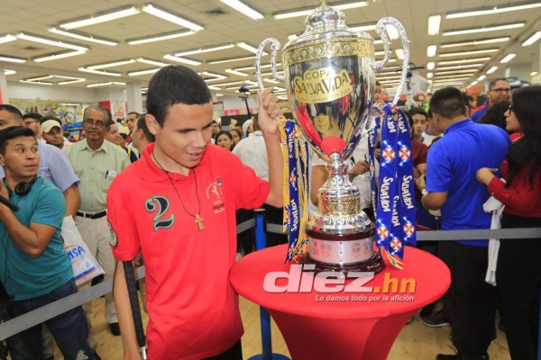 ¡Locura por la 31! Así fue la firma de autógrafos de Olimpia junto a sus aficionados