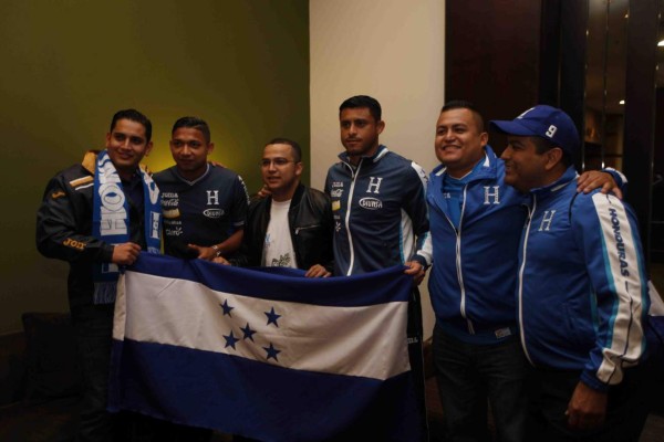 Aficionados hondureños hacen vibrar Porto Alegre