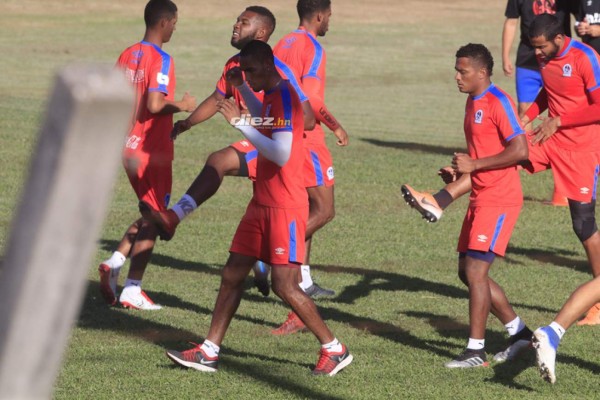 Pasillo, ausencias y aficionados en el primer entrenamiento del Olimpia del 2020