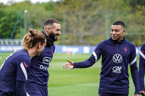 Mbappé se parte de la risa y las imágenes del brutal tridente que ponen a temblar a la Euro