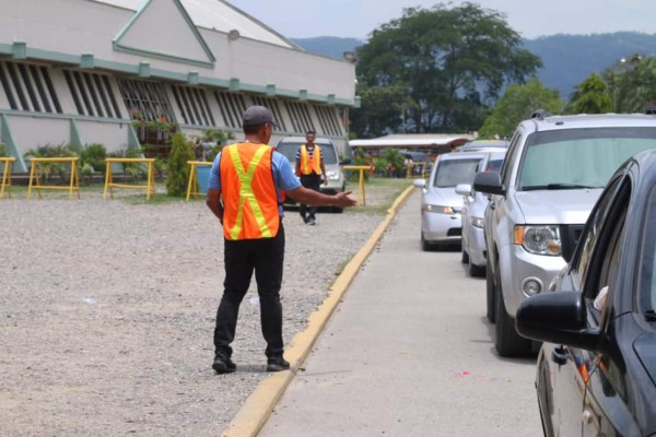 Carlos Tábora sirve a Dios en parqueos de iglesia La Cosecha en San Pedro Sula