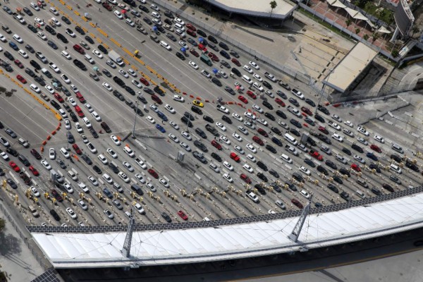 El mundo al revés: Mexicanos bloquean frontera para que no entren estadounidenses