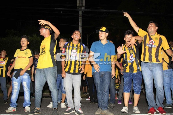 No se vio en TV: Los abrazos a Primi Maradiaga y la barra de Real España sí llegó al Morazán