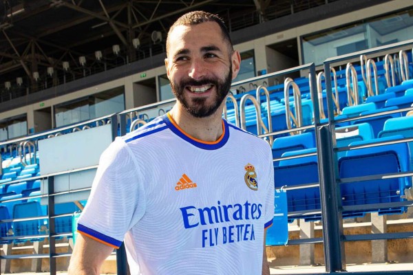 Con nuevo escudo y un crack no aparece: Real Madrid presenta sus camisetas para la temporada 2021-22