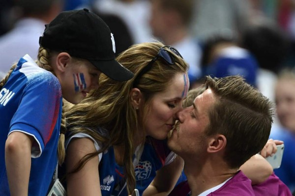 CURIOSAS: El jugador de Islandia que recibió consuelo de su esposa y la celebración nigeriana