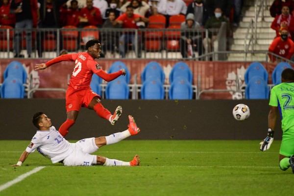 ¡Qué foto de Andy Najar conteniendo la furia de Alphonso Davies! Las mejores imágenes del Canadá-Honduras en Toronto
