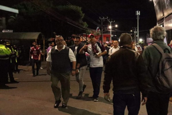 Ambiente del Saprissa-Motagua; Aficionados del Ciclón y esposa de Emilio en el estadio