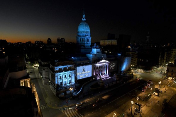 Sigue la tristeza y los homenajes: Las nuevas imágenes por el mundo del adiós a Maradona