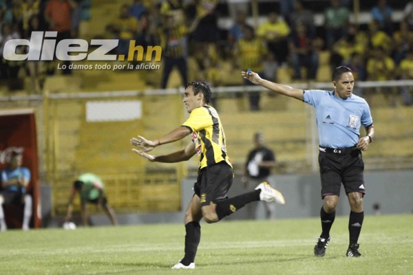 Con triplete de Cardozo Real España vence a Parrillas One.