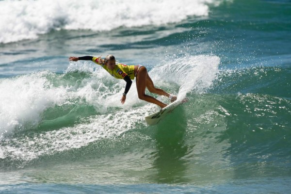 FOTOS: Maud, la bella chica que surfea en tacones