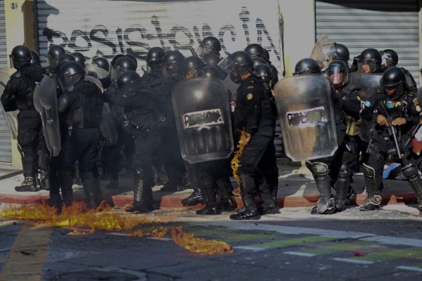 Guatemaltecos enardecidos incendian el Congreso Nacional exigiendo la renuncia del presidente Alejandro Giammattei