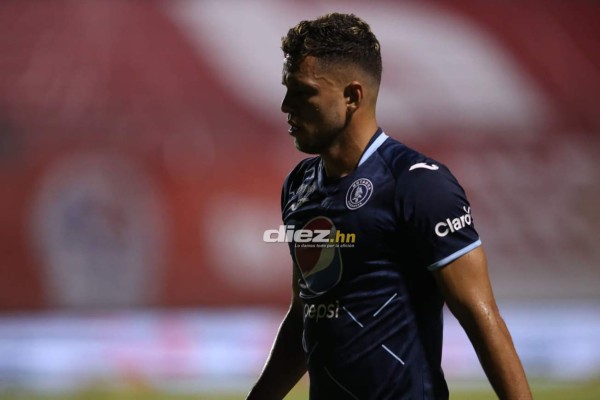 No lo viste en TV: El bonito saludo de Troglio y Diego y los 'cariñitos' en la Ultra Fiel en un bravo clásico