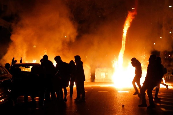 Caos en Barcelona: Brutales enfrentamientos entre policías y protestantes