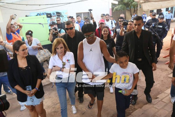 ¡Espectacular! Ronaldinho llevó tremenda felicidad a niños de Honduras