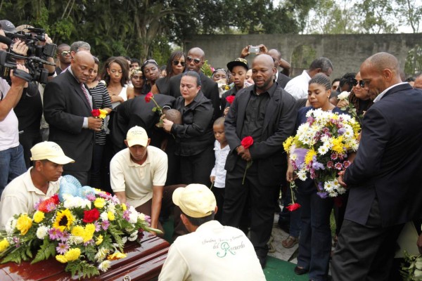 Así fue el sufrimiento de David Suazo y su familia en el último adiós a su padre