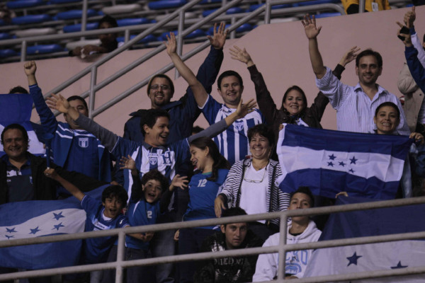 El apoyo de la afición Hondureña ante los Panameños.