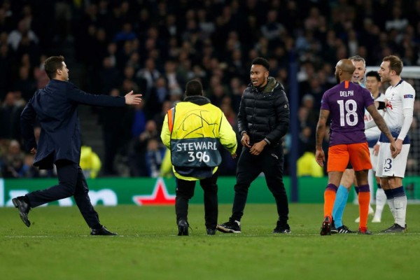 Lo que no se vio en TV: El hincha que se metió en el Tottenham-City a lo 'Rasquiña'