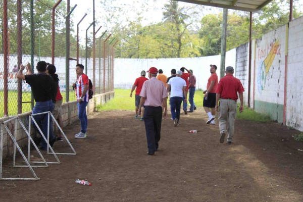 ¡Qué curioso! Venta de boletos, gradas de madera, camerinos de cemento... así es el ascenso en Honduras