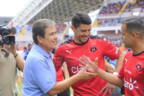 Así fue el homenaje del Alajuelense al técnico Jorge Luis Pinto