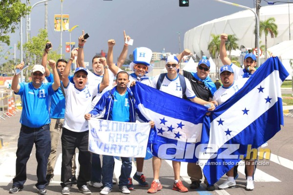 Hondureños y suizos ponen la fiesta en Manaus.