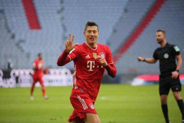 Robert Lewandowski concreta un hat-trick perfecto en goleada del Bayern Múnich ante Stuttgart en Bundesliga
