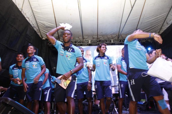 ¡Gran fiesta! Alberth Elis puso el ambiente en la 'H' FEST bailando punta